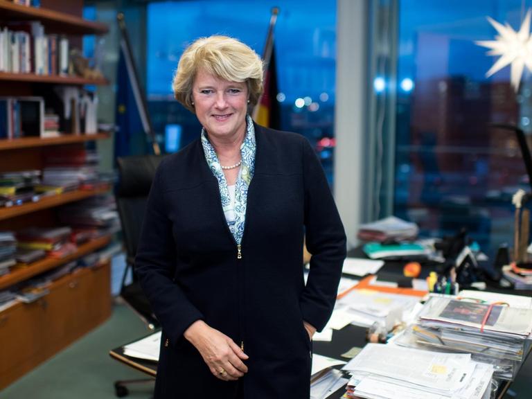 Kulturstaatsministerin Monika Grütters posiert in ihrem Büro im Bundeskanzleramt.