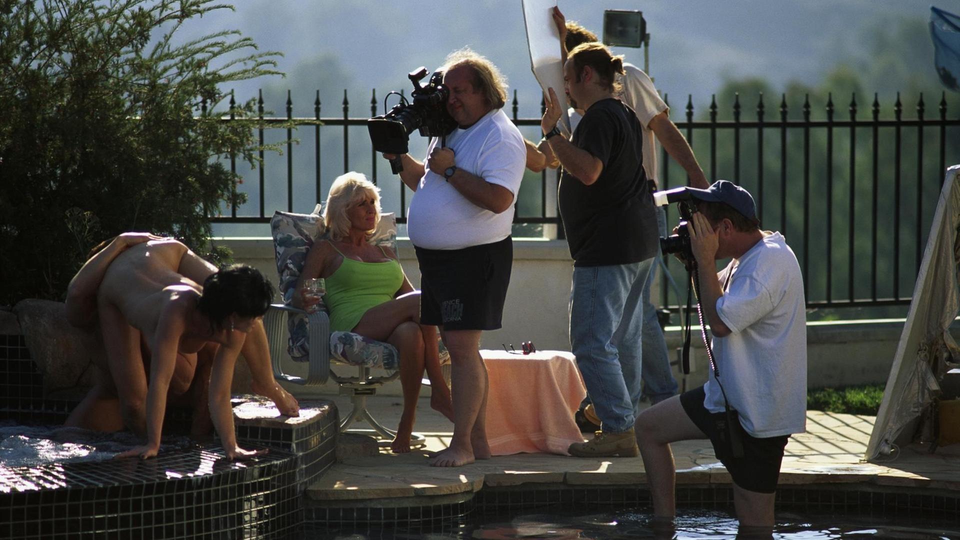 Ein Pornofilmdreh am Pool im San Fernando Valley, dem Zentrum der größten Pornoindustrie der Welt. Ein Pornofilmdreh am Pool im San Fernando Valley, dem Zentrum der größten Pornoindustrie der Welt.