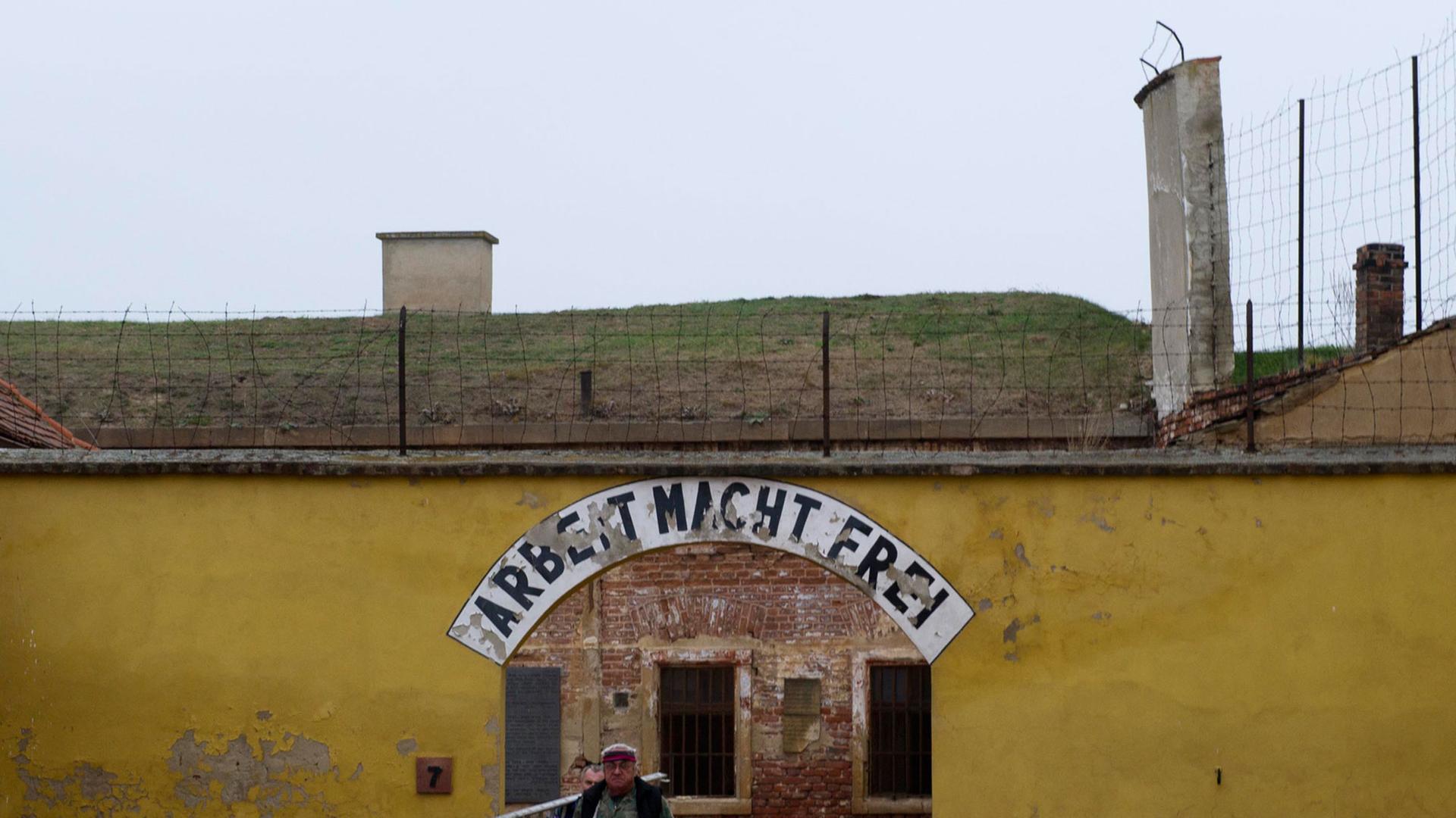 Der Eingang des Konzentrationslagers Theresienstadt in Tschechien
