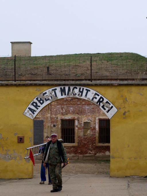 Der Eingang des Konzentrationslagers Theresienstadt in Tschechien
