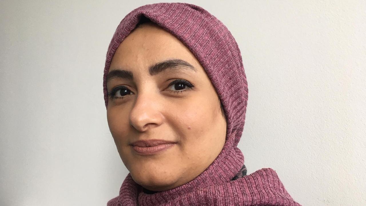 Huda Al-Sarari war 2017 als Menschenrechtsanwältin maßgeblich daran beteiligt, rund um die jemenitische Hafenstadt Aden ein Netzwerk geheimer Gefängnisse aufzudecken. Sie trägt ein rotes Kopftuch beim Interview in Berlin.