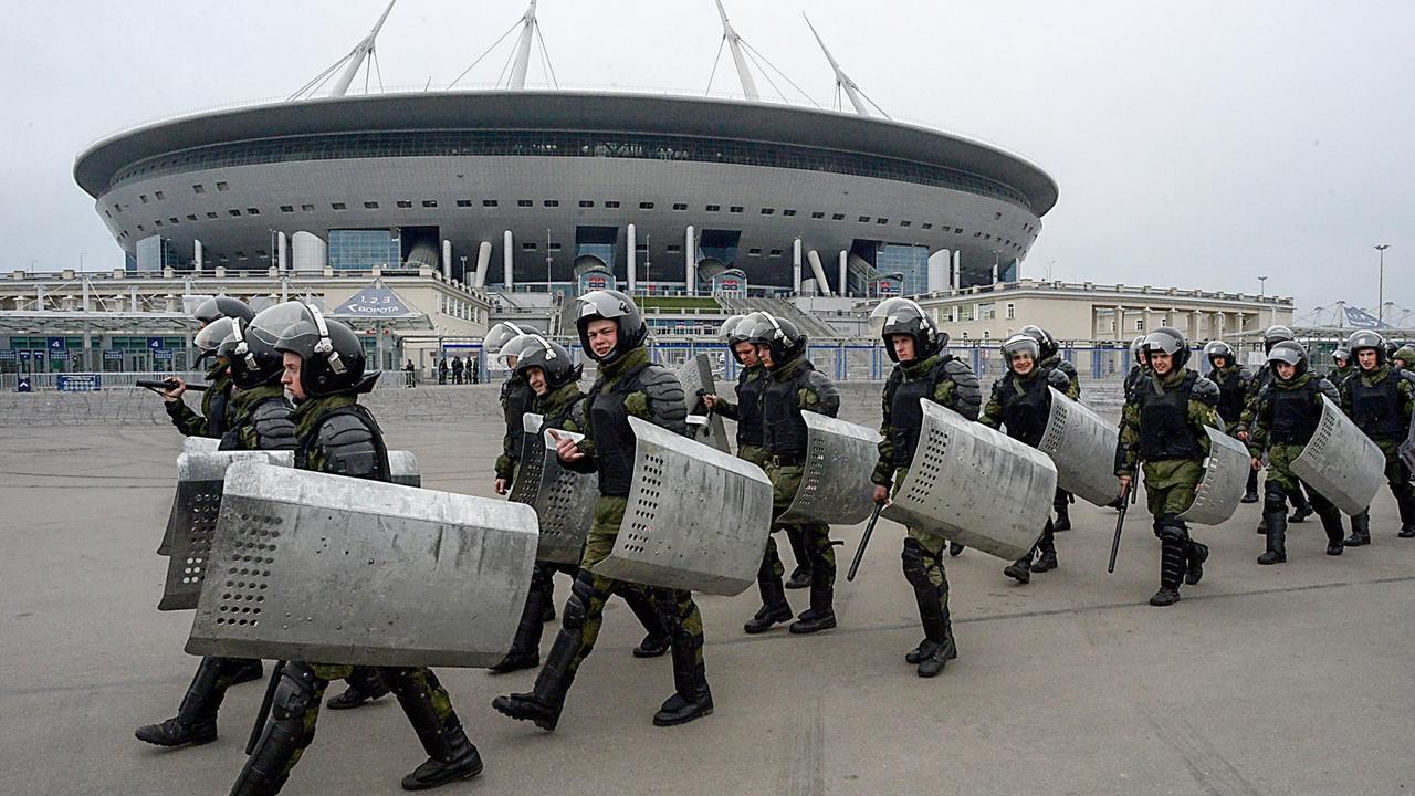 Russische Bereitschaftspolizei vor dem Stadion in Sankt Petersburg bei einer Übung im April 2018 Russische Bereitschaftspolizei vor dem Stadion in Sankt Petersburg bei einer Übung im April 2018