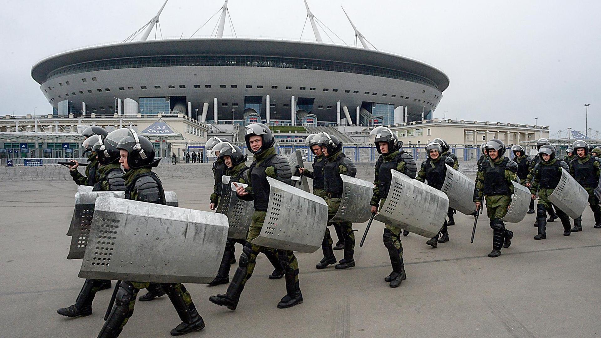 Russische Bereitschaftspolizei vor dem Stadion in Sankt Petersburg bei einer Übung im April 2018 Russische Bereitschaftspolizei vor dem Stadion in Sankt Petersburg bei einer Übung im April 2018