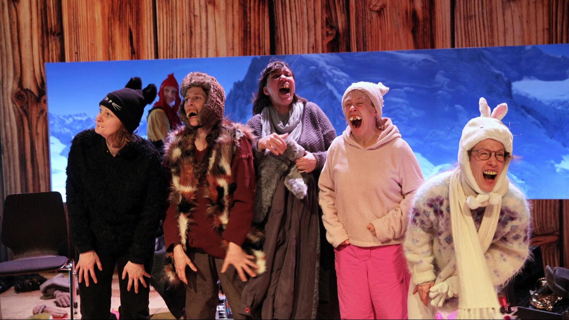 Szenenfoto aus "Die Umschülerinnen": Die Schauspielerinnen stehen mit den Tiergebissen auf der Bühne und lachen sich schlapp