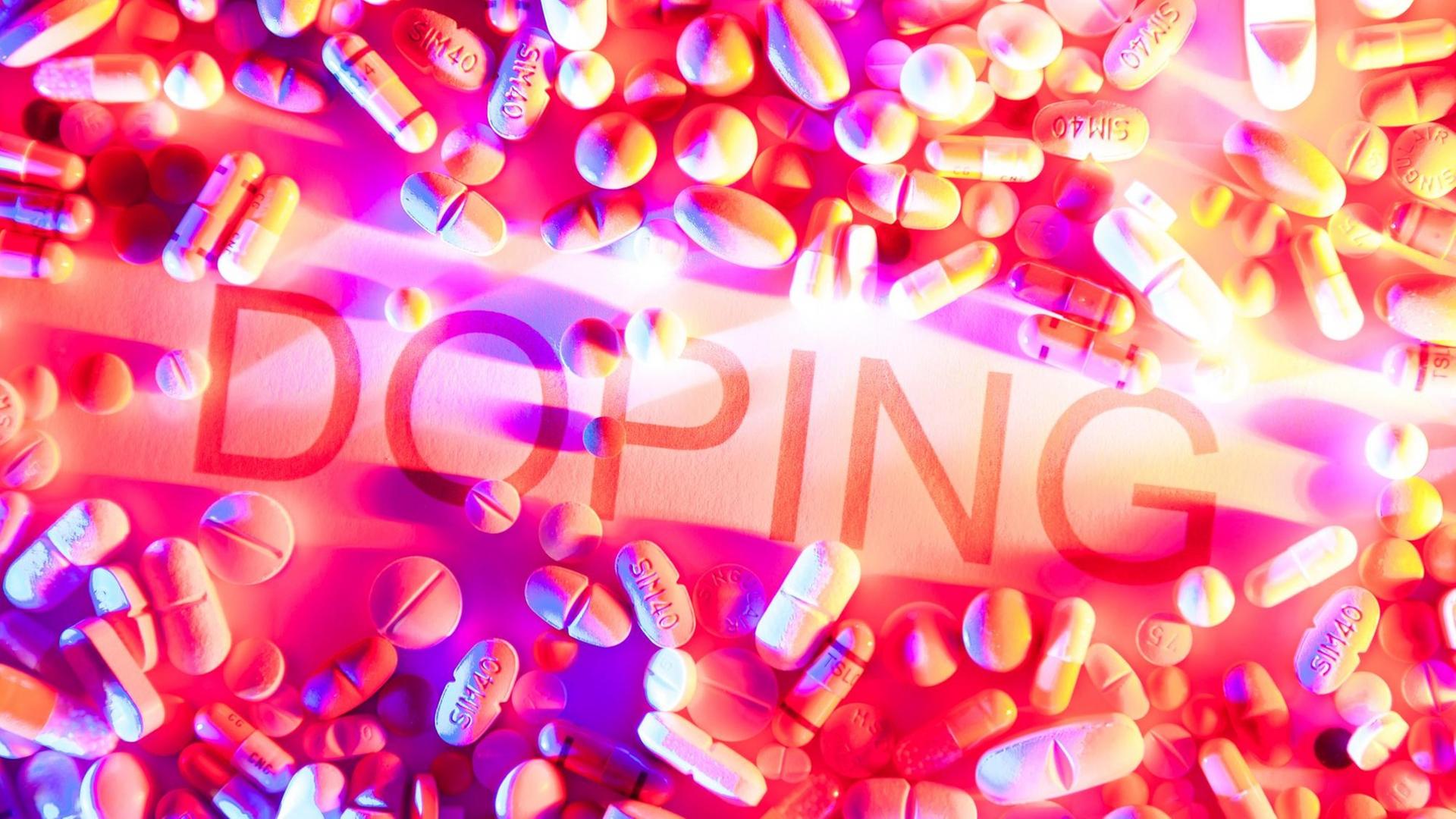 Verschiedene Tabletten liegen zusammen mit Sport- und Dopingpiktogrammen auf einem Tisch. Verschiedene Tabletten liegen zusammen mit Sport- und Dopingpiktogrammen auf einem Tisch.