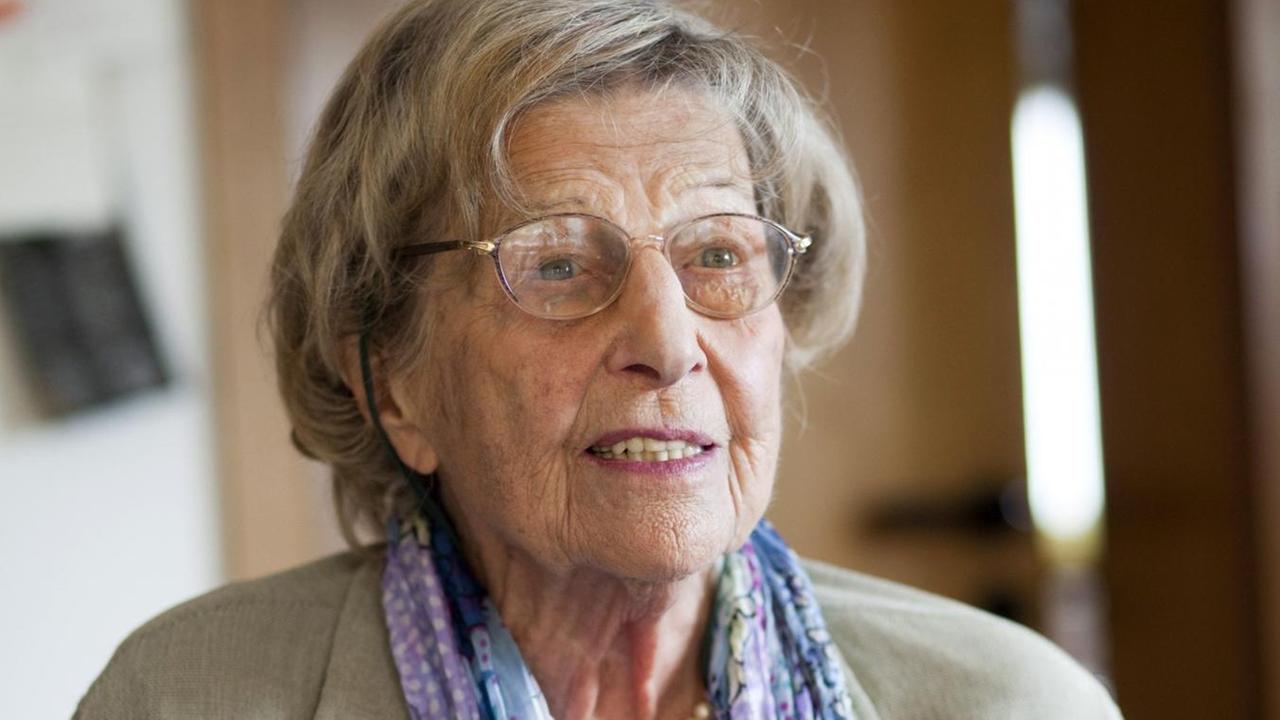 Margarete Mitscherlich, fotografiert bei einem Gespräch mit der Deutschen Presse-Agentur (dpa) in ihrer Wohnung im Westend von Frankfurt am Main. Die 1917 geborene Psychoanalytikerin, Medizinerin und Autorin schrieb 1967 zusammen mit ihrem Mann Alexander Mitscherlich das Buch "Die Unfähigkeit zu trauern", das die deutsche Nazi-Vergangenheit und ihrer unzureichende Bewältigung in der Adenauer-Zeit beleuchtet. Margarete Mitscherlich, fotografiert bei einem Gespräch mit der Deutschen Presse-Agentur (dpa) in ihrer Wohnung im Westend von Frankfurt am Main. Die 1917 geborene Psychoanalytikerin, Medizinerin und Autorin schrieb 1967 zusammen mit ihrem Mann Alexander Mitscherlich das Buch "Die Unfähigkeit zu trauern", das die deutsche Nazi-Vergangenheit und ihrer unzureichende Bewältigung in der Adenauer-Zeit beleuchtet.