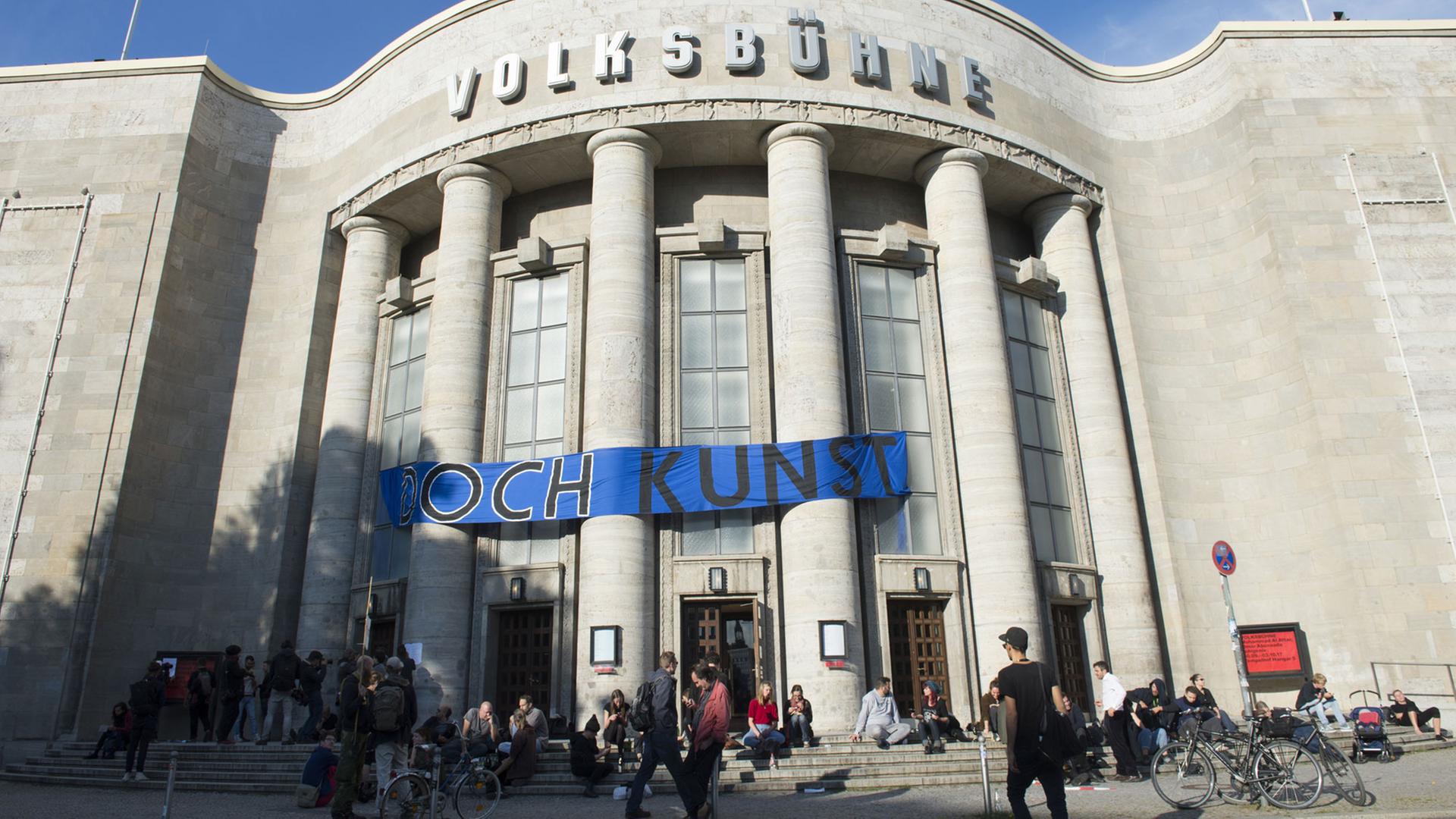 "Doch Kunst" steht am 22.09.2017 in Berlin auf dem Transparent an der Volksbühne. Aktivisten haben das Gebäude am Nachmittag besetzt, protestieren so gegen den neuen Intendanten Chris Dercon. Die Protestierenden bezeichnen ihre Aktion als Performance. "Doch Kunst" steht am 22.09.2017 in Berlin auf dem Transparent an der Volksbühne. Aktivisten haben das Gebäude am Nachmittag besetzt, protestieren so gegen den neuen Intendanten Chris Dercon. Die Protestierenden bezeichnen ihre Aktion als Performance.