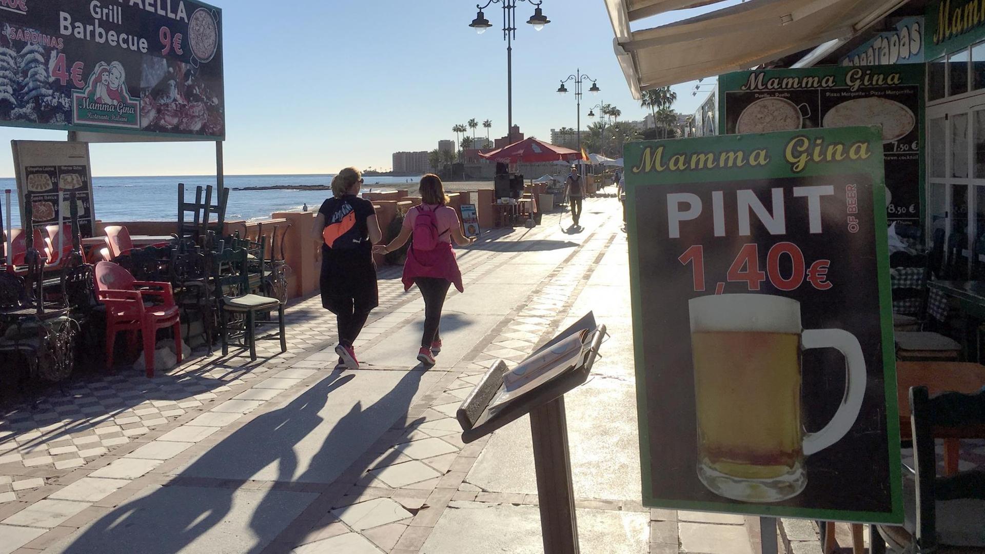 "English first", aufgenommen in Benalmádena, Spanien. Überall in dem Ort sind englischsprachige Hinweise zu sehen. "English first", aufgenommen in Benalmádena, Spanien. Überall in dem Ort sind englischsprachige Hinweise zu sehen.