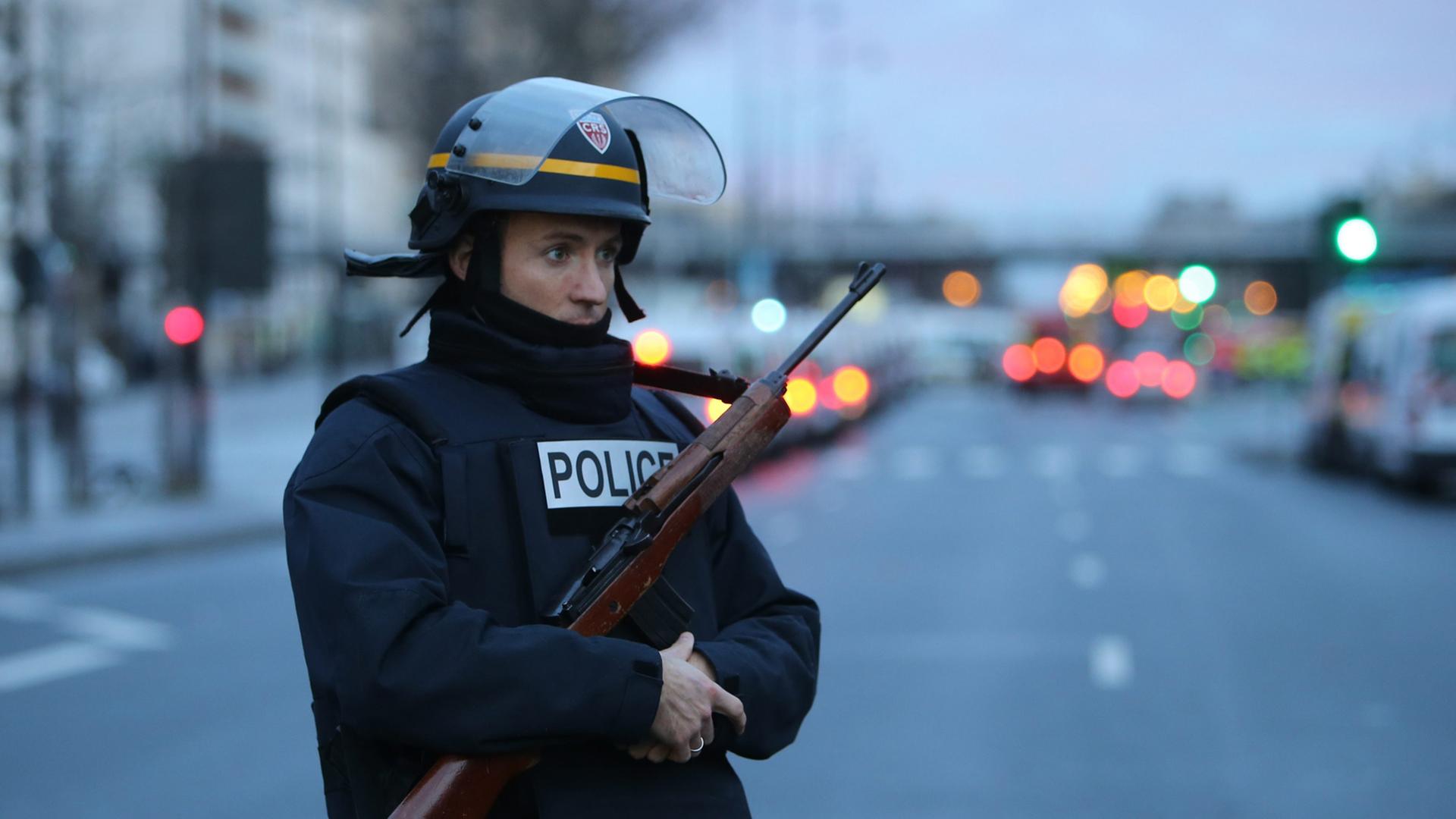 Bewaffneter französischer Polizist auf der Straße