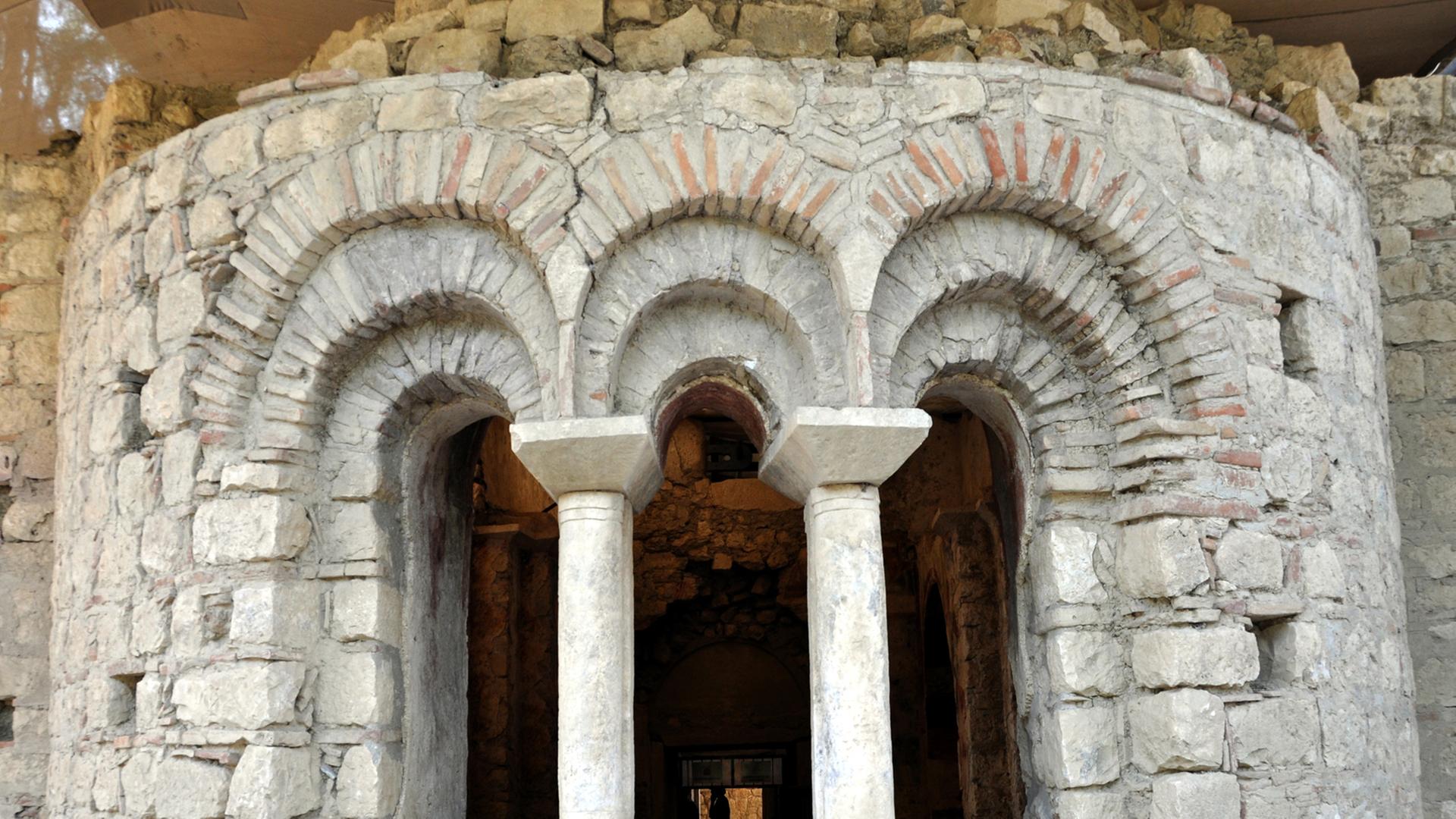 Blick auf ein restauriertes Fragment der Kirche des Heiligen Nikolaus in Demre, dem früheren Myra, aufgenommen am 09.11.2009. Die Kirche, einst wegen des legendenumwobenen Wirkens des Nikolaus von Myra christlicher Wallfahrtsort, versank in den folgenden Jahrhunderten nach Erdbeben und Absinken der Küste im Schwemmsand des Myros-Flusses. Blick auf ein restauriertes Fragment der Kirche des Heiligen Nikolaus in Demre, dem früheren Myra, aufgenommen am 09.11.2009. Die Kirche, einst wegen des legendenumwobenen Wirkens des Nikolaus von Myra christlicher Wallfahrtsort, versank in den folgenden Jahrhunderten nach Erdbeben und Absinken der Küste im Schwemmsand des Myros-Flusses.