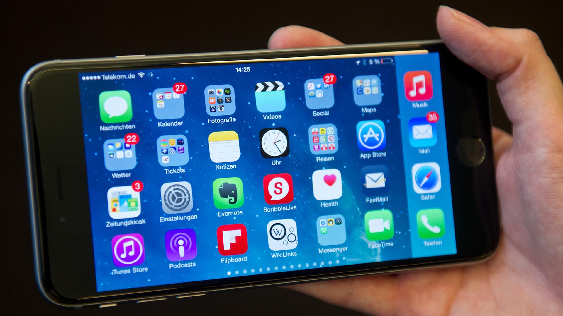 Eine Frau hält in Berlin ein iPhone 6 Plus mit verschiedenen Apps in ihrer Hand. Eine Frau hält in Berlin ein iPhone 6 Plus mit verschiedenen Apps in ihrer Hand.