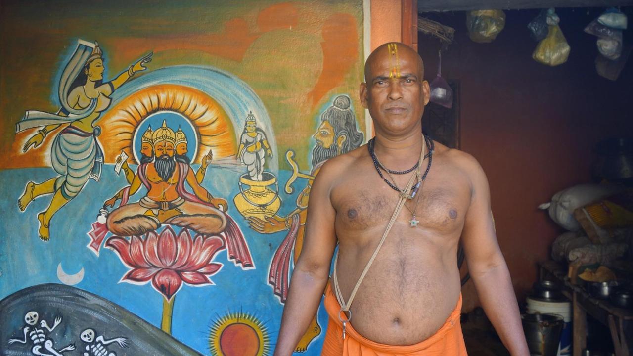 Im Hindu-Tempel von Amiyajhari behandelt der Priester und Heiler Manhanta Kailaaz auch psychisch Kranke mit getrockneten Pflanzen. Hier steht er oberkörperfrei vor einer Wand mit bunten Malereien. Im Hindu-Tempel von Amiyajhari behandelt der Priester und Heiler Manhanta Kailaaz auch psychisch Kranke mit getrockneten Pflanzen. Hier steht er oberkörperfrei vor einer Wand mit bunten Malereien.