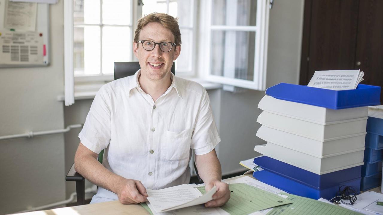 Bezirksstadtrat in Berlin-Neukölln Jochen Biedermann in seinem Büro. Bezirksstadtrat in Berlin-Neukölln Jochen Biedermann in seinem Büro.