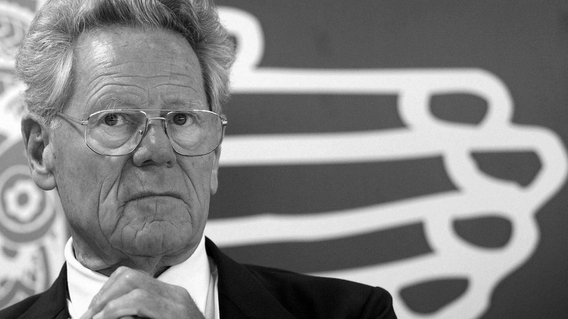Der Theologe und Präsident der Stiftung Weltethos, Hans Küng, spricht am 8.7.2004 vor dem Parlament der Weltreligionen in Barcelona, das Teil des Weltkulturforums 2004 in Barcelona ist. Der Theologe und Präsident der Stiftung Weltethos, Hans Küng, spricht am 8.7.2004 vor dem Parlament der Weltreligionen in Barcelona, das Teil des Weltkulturforums 2004 in Barcelona ist.