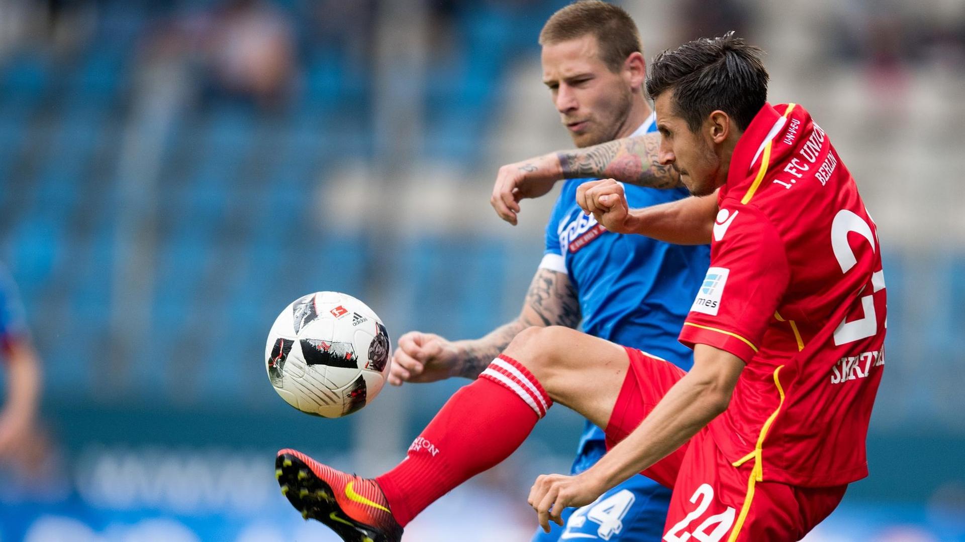VfL Bochum - 1. FC Union Berlin: Berlins Steven Skrzybski (r) und Bochums Timo Perthel kämpfen um den Ball. VfL Bochum - 1. FC Union Berlin: Berlins Steven Skrzybski (r) und Bochums Timo Perthel kämpfen um den Ball.
