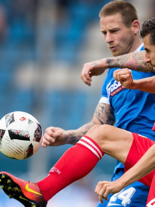 VfL Bochum - 1. FC Union Berlin: Berlins Steven Skrzybski (r) und Bochums Timo Perthel kämpfen um den Ball.