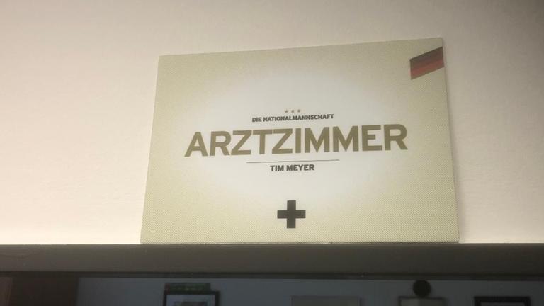 Schild mit der Aufschrift "Arztzimmer" im Büro von DFB-Mannschaftsarzt Tim Meyer. Schild mit der Aufschrift "Arztzimmer" im Büro von DFB-Mannschaftsarzt Tim Meyer.