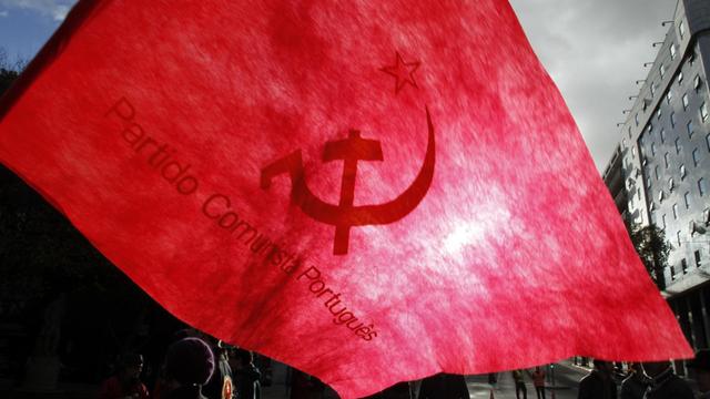 Die Flagge der Kommunistischen Partei Portugals weht bei einer Protestaktion gegen den NATO-Gipfel in Lissabon