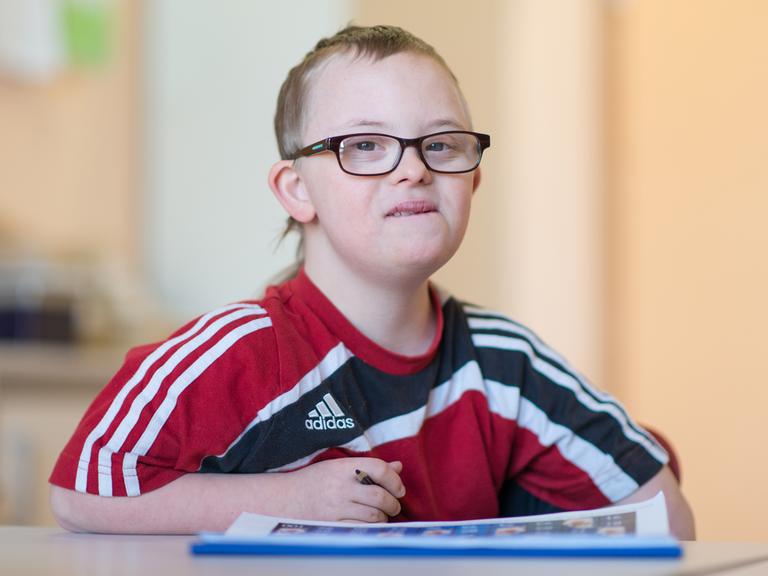 Vier Jahre lang hat Henri gemeinsam mit seinen Klassenkameraden gelernt und gespielt. Nach der Grundschule möchte der Elfjährige mit Down-Syndrom gern wie seine Freunde aus Walldorf im Rhein-Neckar-Kreis aufs Gymnasium wechseln. Er wäre eines der ersten behinderten Kinder an einem Südwest-Gymnasium, das anders als seine Mitschüler das angestrebte Bildungsziel nicht erreichen kann. Foto vom 27.03.2014.