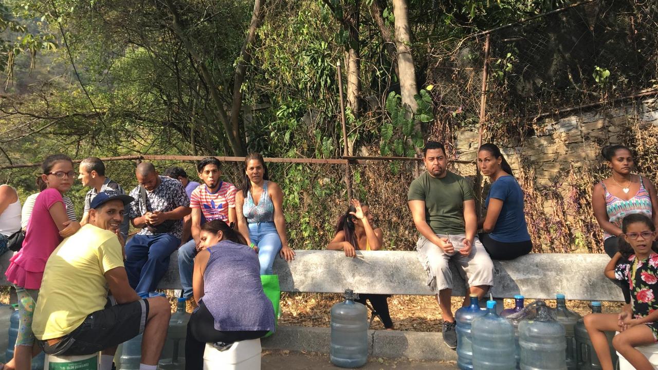 Warten auf ein bisschen frisches Wasser in Venezuela