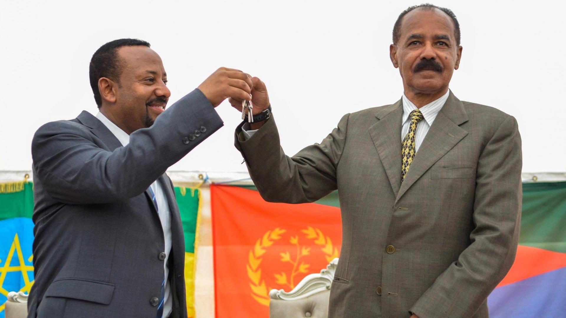 Der Premier Äthiopiens, Abiy Ahmed, und der Präsident Eritreas, Isaias Afwerki, feiern im Juli die Wiedereröffnung der Botschaft von Eritrea in Addis Abeba. Der Premier Äthiopiens, Abiy Ahmed, und der Präsident Eritreas, Isaias Afwerki, feiern im Juli die Wiedereröffnung der Botschaft von Eritrea in Addis Abeba.
