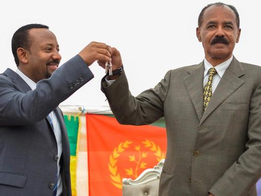 Der Premier Äthiopiens, Abiy Ahmed, und der Präsident Eritreas, Isaias Afwerki, feiern im Juli die Wiedereröffnung der Botschaft von Eritrea in Addis Abeba.