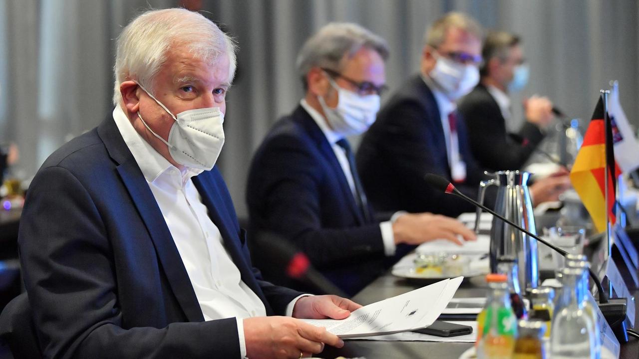 Bundesinnenminister Horst Seehofer (CSU), sitzt mit Mundschutz am Tische in der Plenarsitzung. Bundesinnenminister Horst Seehofer (CSU), sitzt mit Mundschutz am Tische in der Plenarsitzung.