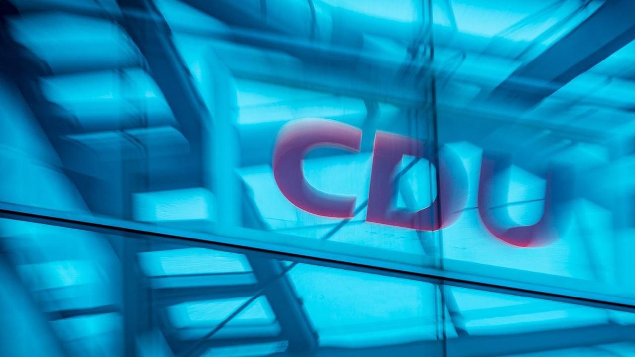 Das Logo der CDU am Konrad-Adenauer-Haus, der Bundeszentrale der Partei. Das Logo der CDU am Konrad-Adenauer-Haus, der Bundeszentrale der Partei.
