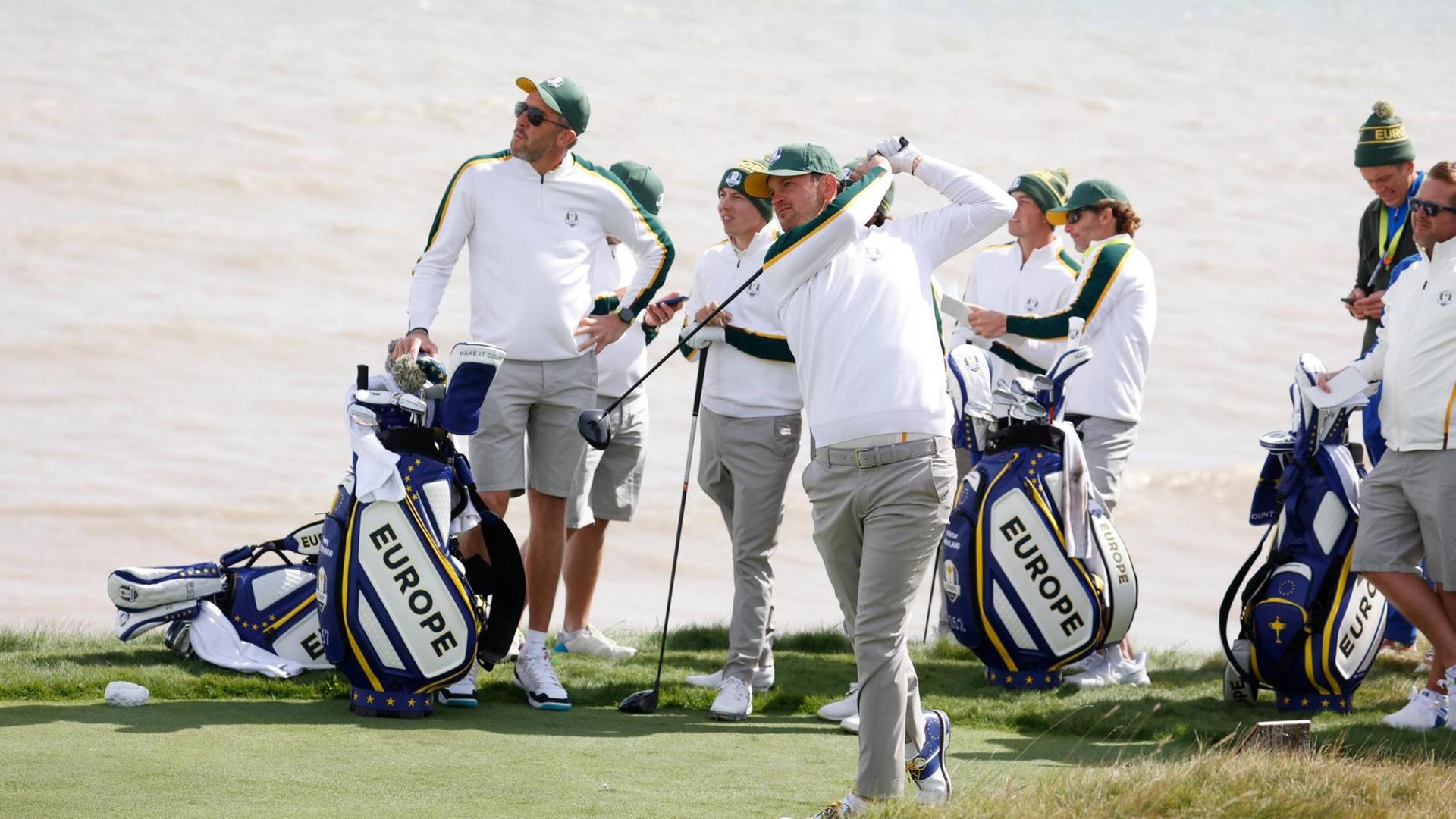 Der Österreicher Bernd Wiesberger (Team Europa) schläft einen Golfball beim Ryder Cup in den USA Der Österreicher Bernd Wiesberger (Team Europa) schläft einen Golfball beim Ryder Cup in den USA