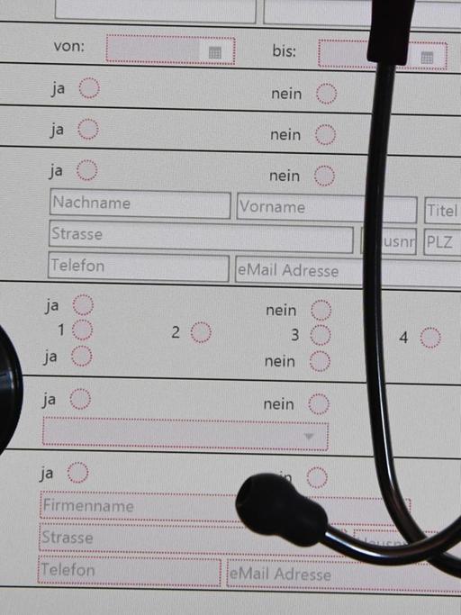 ILLUSTRATION - 19.03.2018, Mecklenburg-Vorpommern, Torgelow: In einem Behandlungszimmer einer Praxis hängt ein Stethoskop vor einer _digitalen Patientenakte_. In Vorpommern ist ein bundesweites Modellprojekt zur besseren medizinischen Versorgung von Patienten in ländlichen Regionen angelaufen. 40 Haus- und Fachärzte und zwei Ameos-Kliniken in Ueckermünde und Anklam die medizinischen Daten der Patienten fächerübergreifend schneller und unbürokratischer bereitstellen und auch gegenseitig austauschen können. Foto: Stefan Sauer/dpa-Zentralbild/dpa | Verwendung weltweit