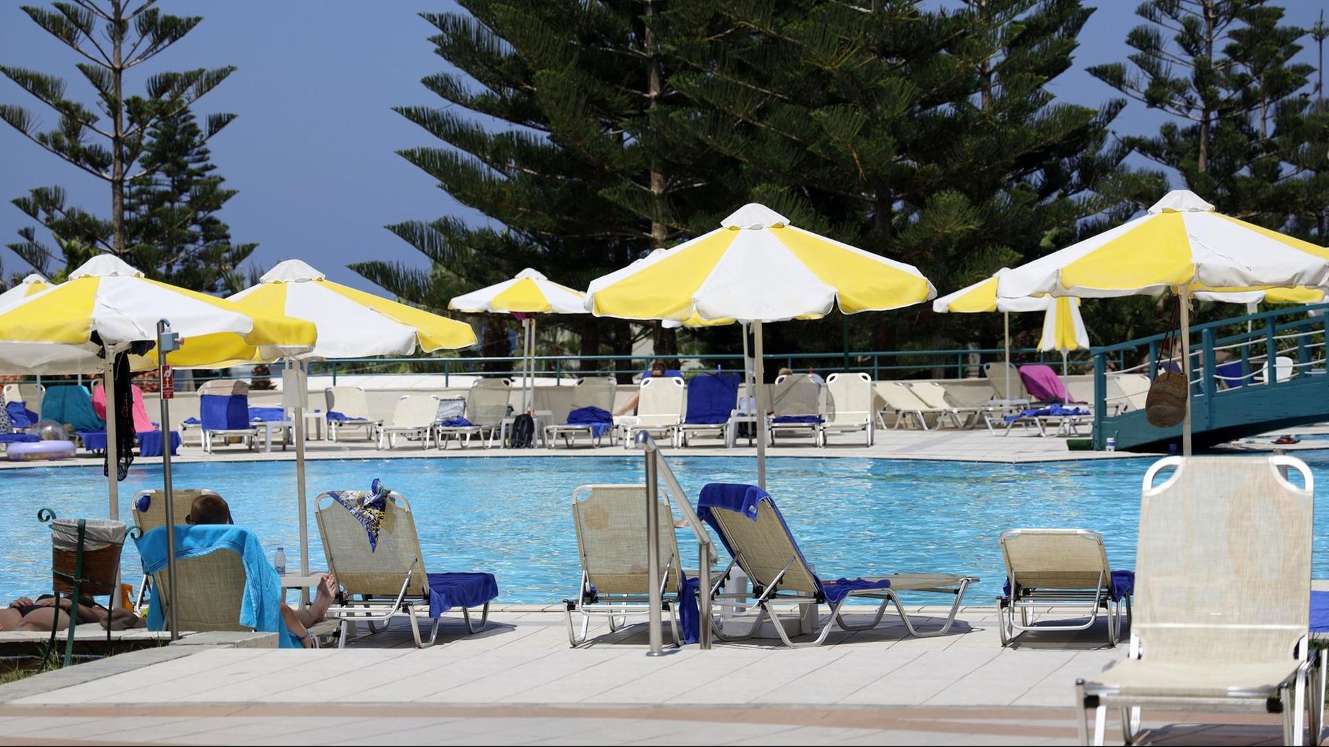 Ein weitgehend leerer Pool in der Hotelanlage des Iberostar Kreta Marine Hotels auf Kreta. Ein weitgehend leerer Pool in der Hotelanlage des Iberostar Kreta Marine Hotels auf Kreta.