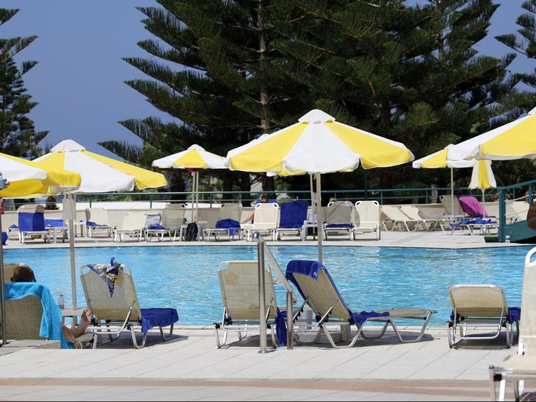 Ein weitgehend leerer Pool in der Hotelanlage des Iberostar Kreta Marine Hotels auf Kreta.