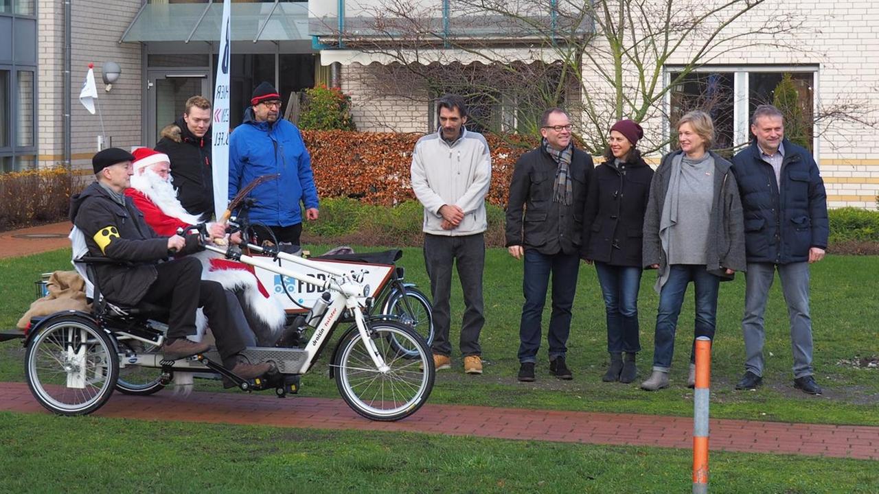 Das Elektro-Dreirad von "Fahrräder bewegen Bielefeld"mit dem Weihnachtsmann am Steuer.