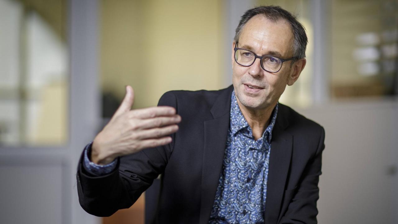 Konfliktforscher Andreas Zick sitzt in Sacko und Hemd und spricht gestikulierend. Konfliktforscher Andreas Zick sitzt in Sacko und Hemd und spricht gestikulierend.