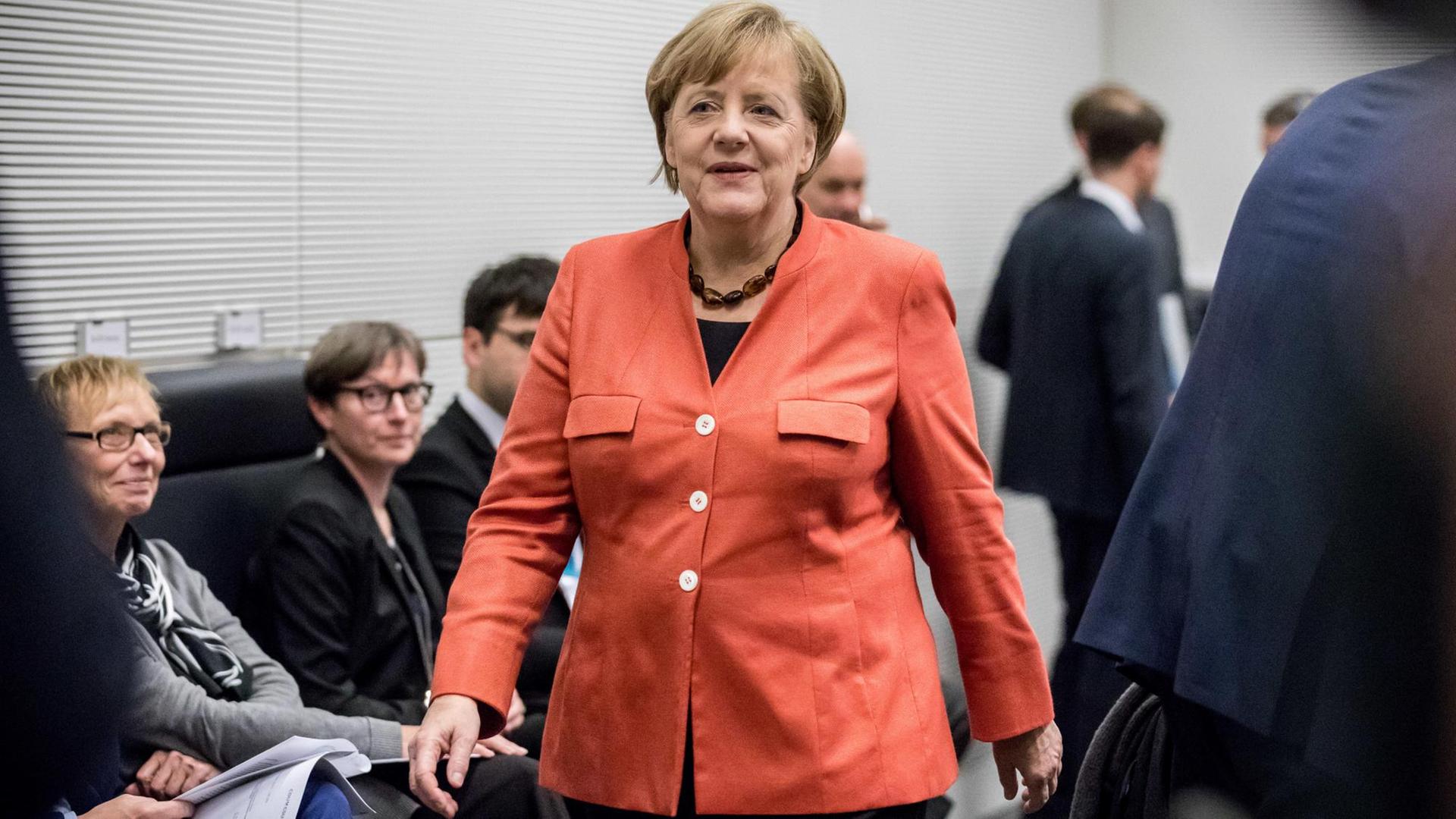Bundeskanzlerin Angela Merkel (CDU) kommt am 20.11.2017 in Berlin zur Sitzung der CDU/CSU Bundestagsfraktion im Reichstag. Die FDP hatte die Jamaika Sondierungsgesprächen zur Aufnahme von Koalitionsverhandlungen zur Bildung einer Regierung abgebrochen. Foto: Michael Kappeler/dpa | Verwendung weltweit Bundeskanzlerin Angela Merkel (CDU) kommt am 20.11.2017 in Berlin zur Sitzung der CDU/CSU Bundestagsfraktion im Reichstag. Die FDP hatte die Jamaika Sondierungsgesprächen zur Aufnahme von Koalitionsverhandlungen zur Bildung einer Regierung abgebrochen. Foto: Michael Kappeler/dpa | Verwendung weltweit