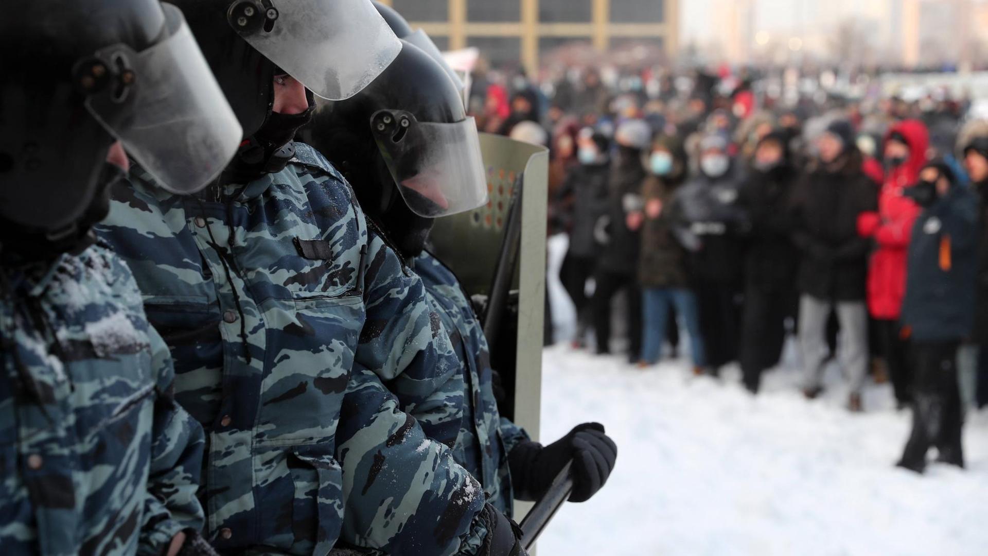YEKATERINBURG, RUSSIA - JANUARY 23, 2021: Riot police officers and participants in an unauthorized rally in support of Russian opposition activist Alexei Navalny in Oktyabrskaya Square. Donat Sorokin YEKATERINBURG, RUSSIA - JANUARY 23, 2021: Riot police officers and participants in an unauthorized rally in support of Russian opposition activist Alexei Navalny in Oktyabrskaya Square. Donat Sorokin