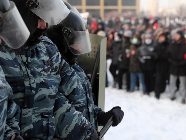 Polizei und Demonstranten, die Nawalnys Freilassung fordern, stehen sich in Jekaterinburg gegenüber.