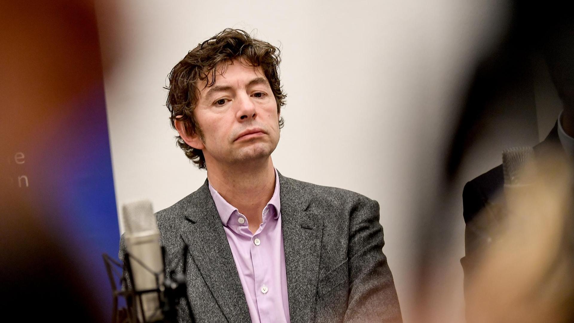 13.02.2020, Berlin: Christian Drosten, Direktor des Instituts für Virologie, informiert über das neuartige Coronavirus. 13.02.2020, Berlin: Christian Drosten, Direktor des Instituts für Virologie, informiert über das neuartige Coronavirus.