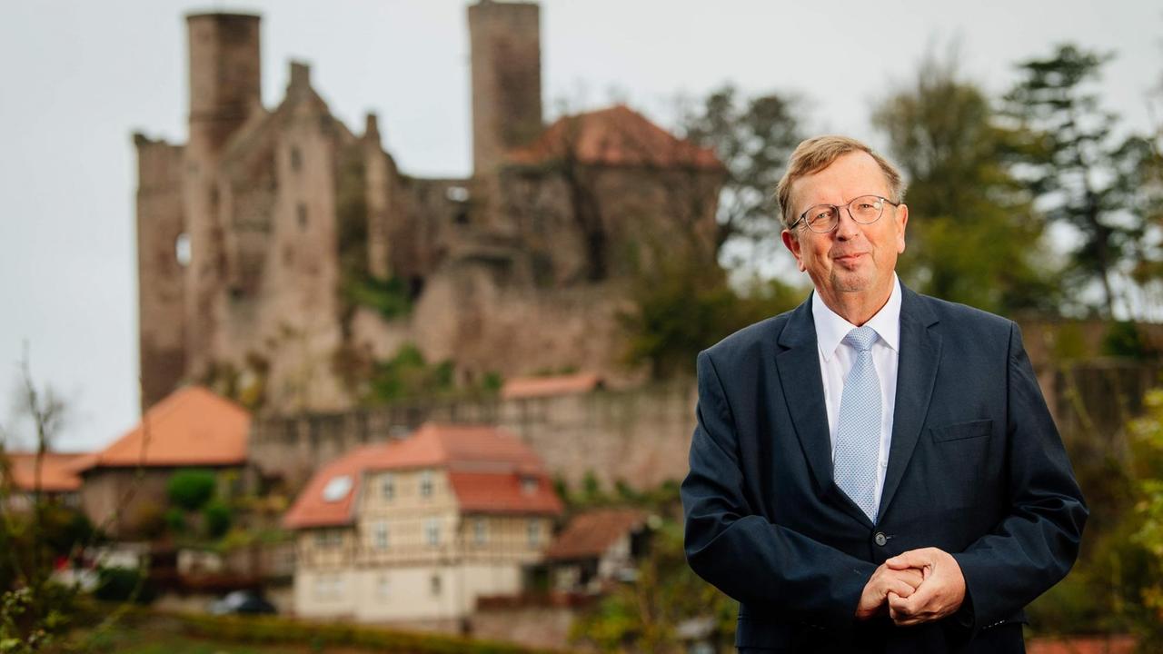 Werner Henning, Landrat des Landkreises Eichsfeld, vor der Burgruine Hanstein Werner Henning, Landrat des Landkreises Eichsfeld, vor der Burgruine Hanstein