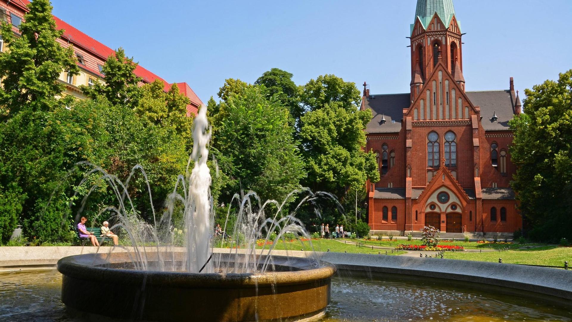 Das Foto zeigt den Springbrunnen vor der St. Ludwigs-Kirche in Berlin- Charlottenburg- Wilmersdorf. Das Foto zeigt den Springbrunnen vor der St. Ludwigs-Kirche in Berlin- Charlottenburg- Wilmersdorf.