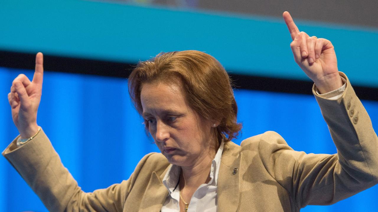 Die stellvertretende AfD-Parteivorsitzende Beatrix von Storch gestikuliert am 01.05.2016 beim AfD-Bundesparteitag in Stuttgart. Die stellvertretende AfD-Parteivorsitzende Beatrix von Storch gestikuliert am 01.05.2016 beim AfD-Bundesparteitag in Stuttgart.