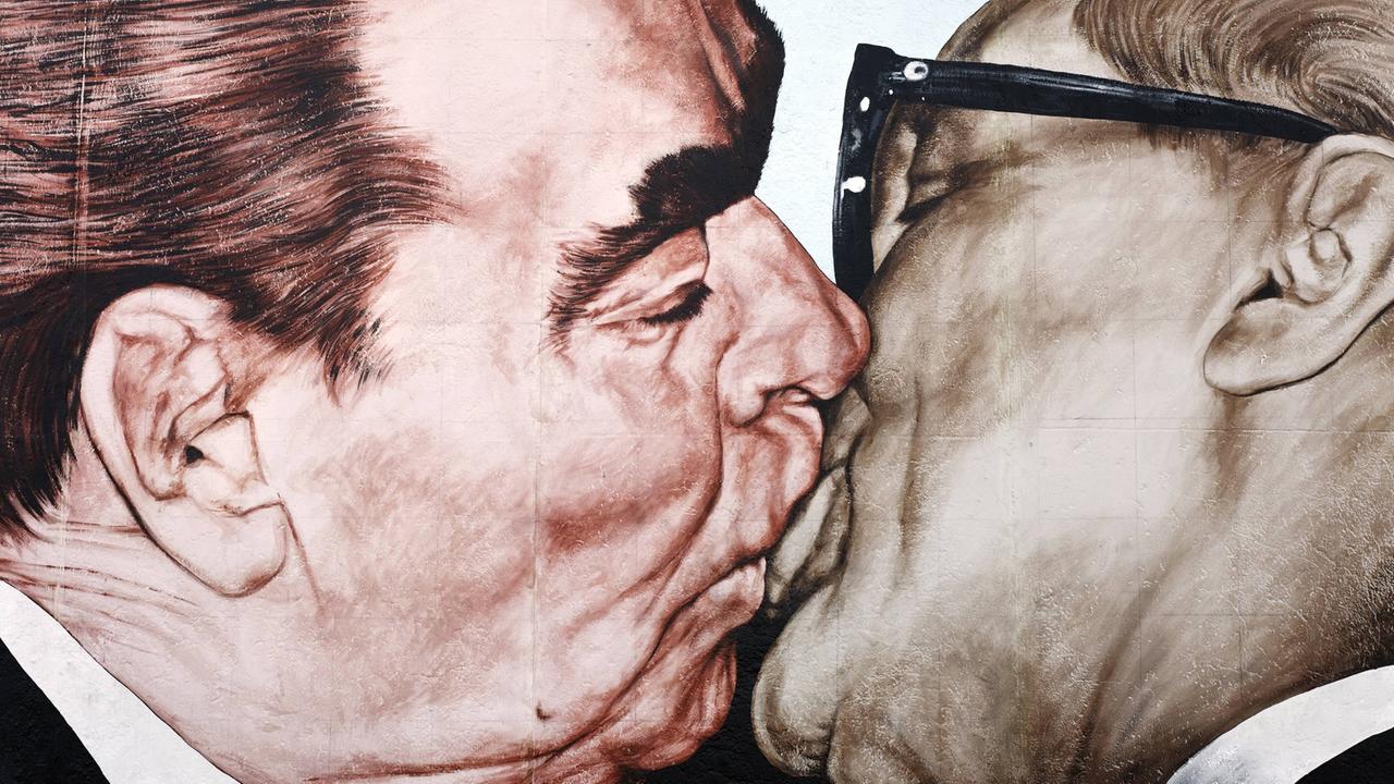 Bruderkuss: Breschnew küsst Honecker, ein Gemälde von Dimitri Wrubel an einem Rest der Berliner Mauer, East Side Gallery (nach einem Foto von Barbara Klemm).