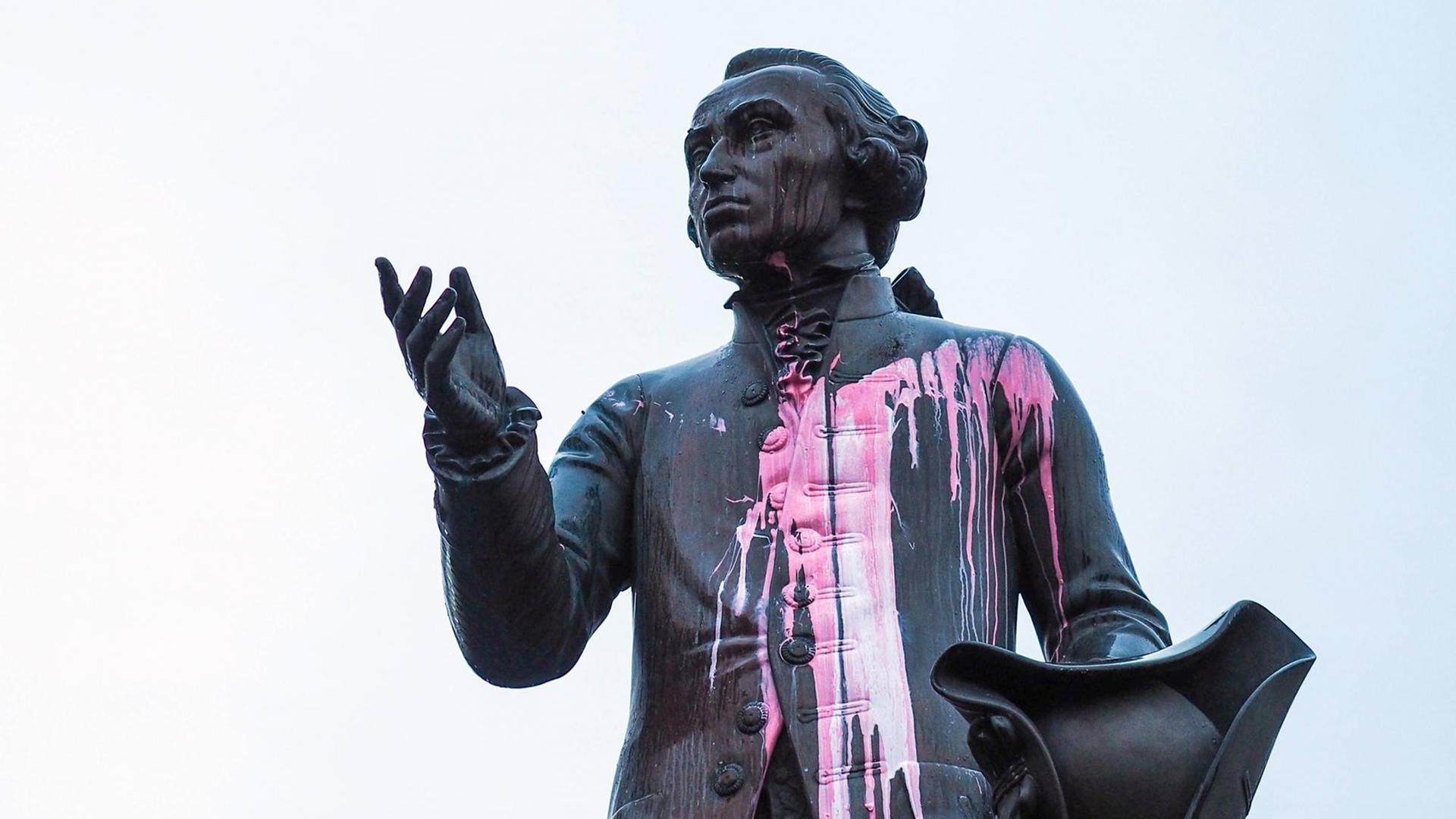 27.11.2018: Die Statue Immanuel Kants in Kaliningrad ist mit pinker Farbe beschmiert - Grund für die Aktion waren deutschfeindliche Ressentiments. 27.11.2018: Die Statue Immanuel Kants in Kaliningrad ist mit pinker Farbe beschmiert - Grund für die Aktion waren deutschfeindliche Ressentiments.