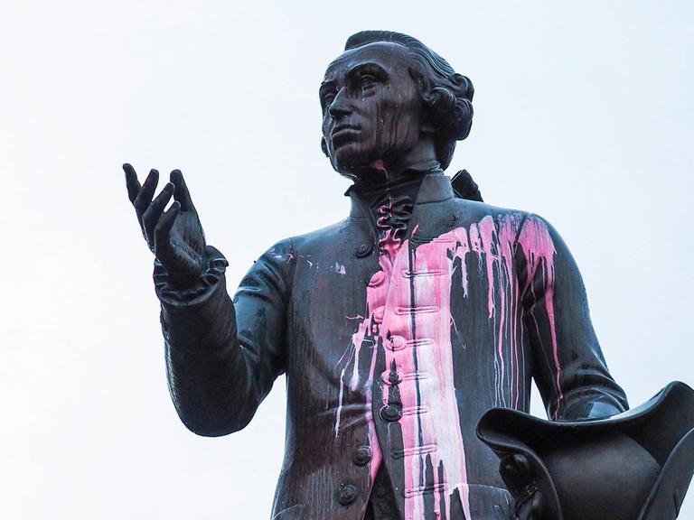 27.11.2018: Die Statue Immanuel Kants in Kaliningrad ist mit pinker Farbe beschmiert - Grund für die Aktion waren deutschfeindliche Ressentiments.