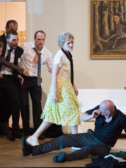 Die Eroberung von Mexico 2015: Susanna Andersson (Sopran), Angela Denoke (Montezuma) und Bo Skovhus (Cortez) sowie der Bewegungschor in der Inszenierung von Peter Konwirtschny zur Eröffnung der Salzburger Festspiele 2015