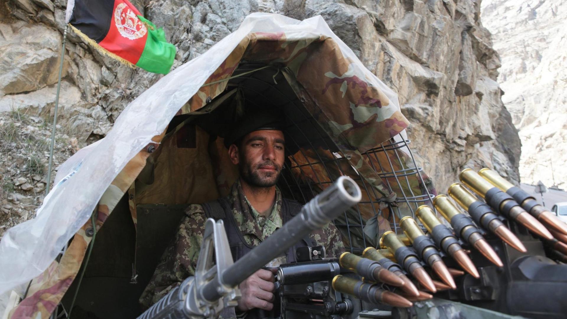 Ein Soldat der Afghanischen Nationalarmee (ANA) an einem Checkpoint in Kabul. Er ist schwer bewaffnet. Ein Soldat der Afghanischen Nationalarmee (ANA) an einem Checkpoint in Kabul. Er ist schwer bewaffnet.
