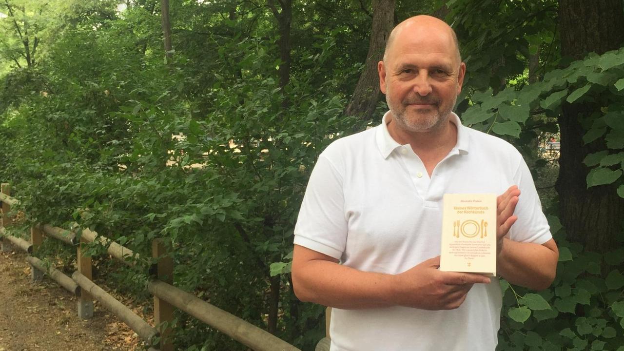 Dirk Fuhrig, Literaturredakteur des DLF Kultur, hält ein Buch in die Kamera: "Kleines Wörterbuch der Kochkünste" von Alexandre Dumas. Dirk Fuhrig, Literaturredakteur des DLF Kultur, hält ein Buch in die Kamera: "Kleines Wörterbuch der Kochkünste" von Alexandre Dumas.