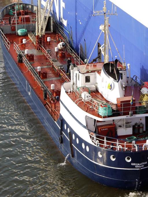 kleines Tankschiff schmiegt sich an ein großes Schiff und betankt es mit Kraftstoff