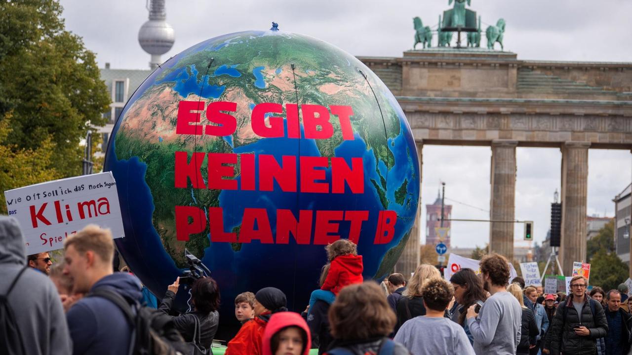 Eine Erdkugel mit der Aufschrift "Es gibt keinen Planet B" steht vor dem Brandenburger Tor. Die Bewegung Fridays for Future hatte zum globalen Klimastreik aufgerufen. 