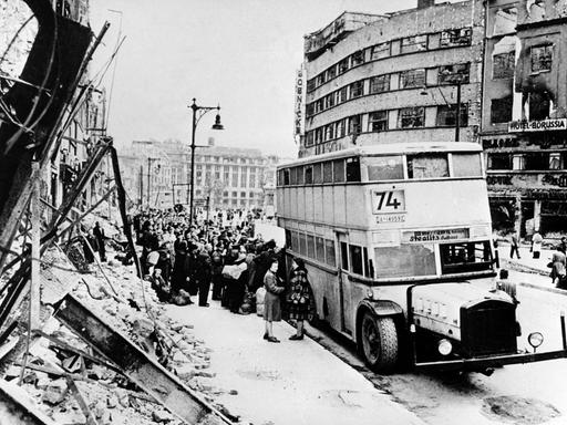 Blick auf einen Linienbus im zerstörten Berlin der Nachkriegszeit (undatiertes Archivbild von 1945).